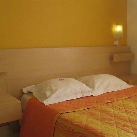 Logis Du Cirque Centre Historique Otel 2*