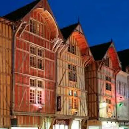 Logis Du Cirque Centre Historique Hotel 2*