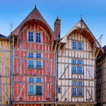 Logis Du Cirque Centre Historique Hotel 2*