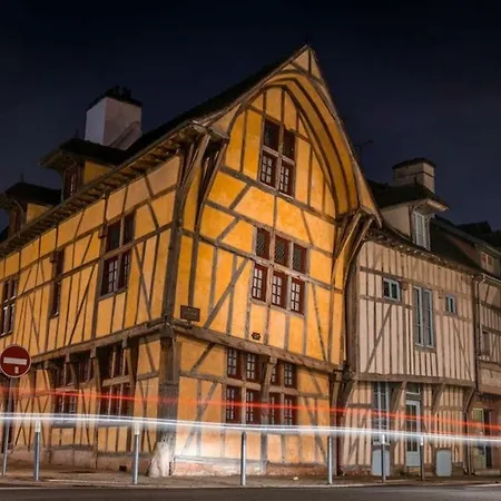 Logis Du Cirque Centre Historique Hotel 2*