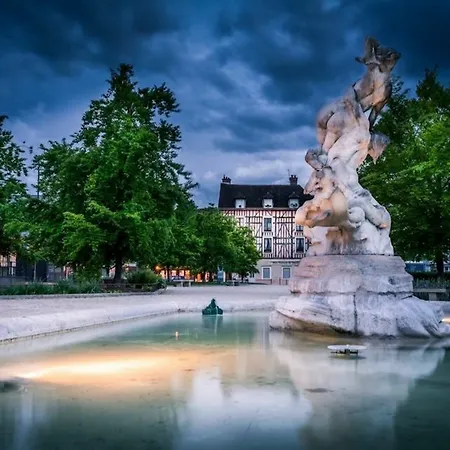 Otel Logis Du Cirque Centre Historique Troyes