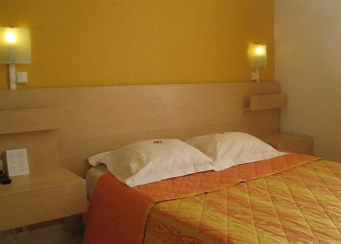 Logis Du Cirque Centre Historique Hotel 2*