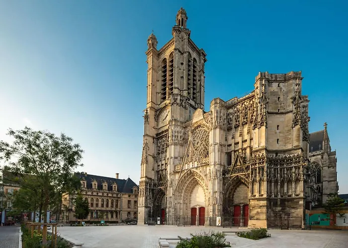 Hotel Logis Du Cirque Centre Historique Troyes