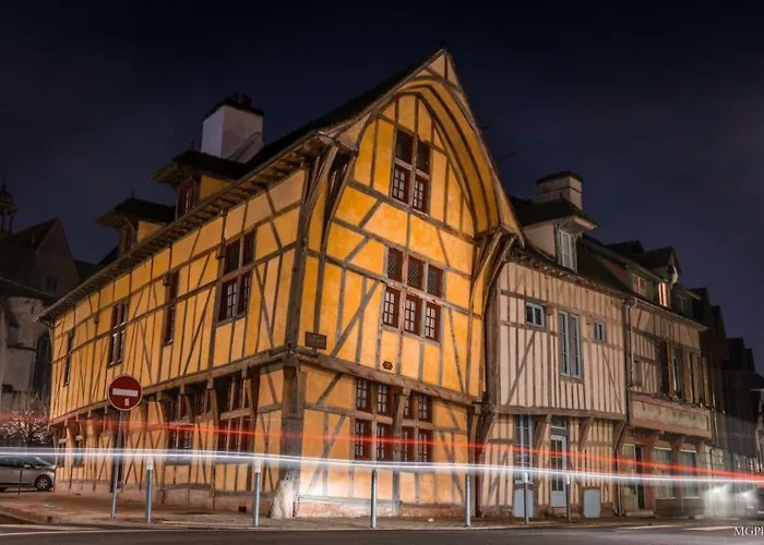 Logis Du Cirque Centre Historique Hotel 2*