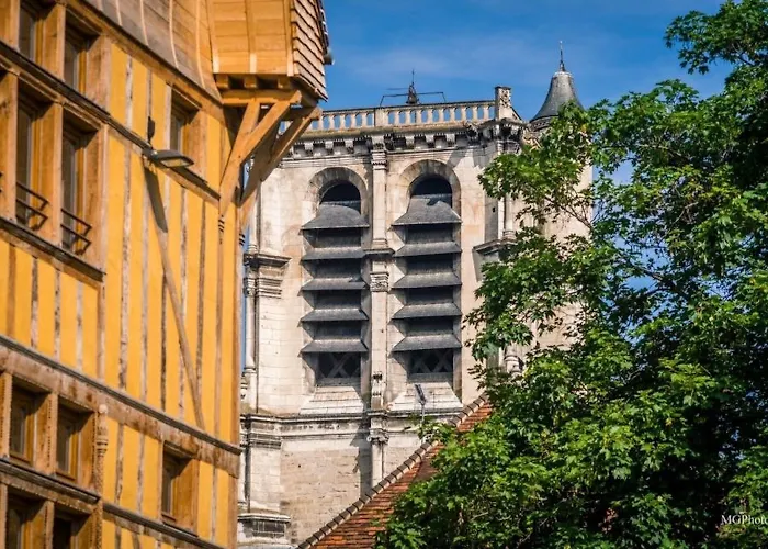 Logis Du Cirque Centre Historique Hotel 2*