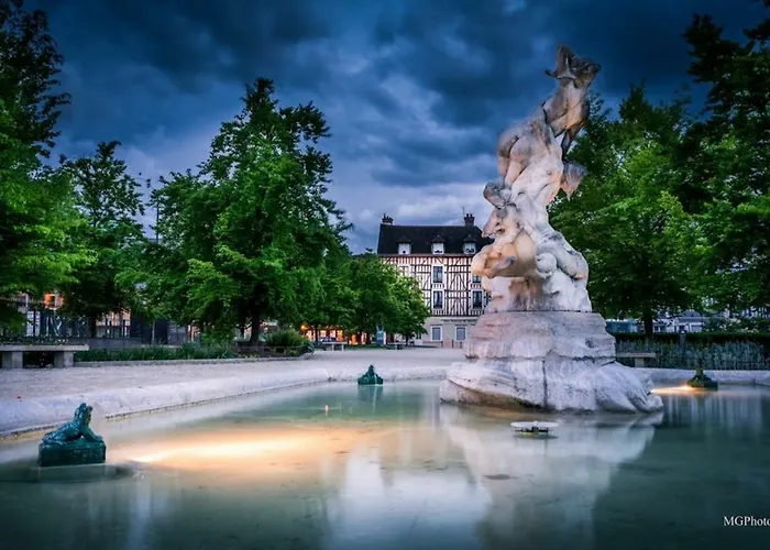 Hotel Logis Du Cirque Centre Historique Troyes