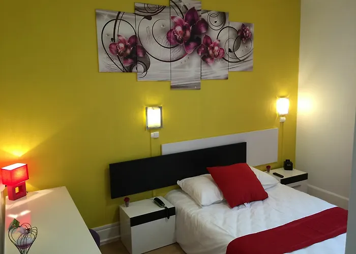 Logis Du Cirque Centre Historique Hotel 2*